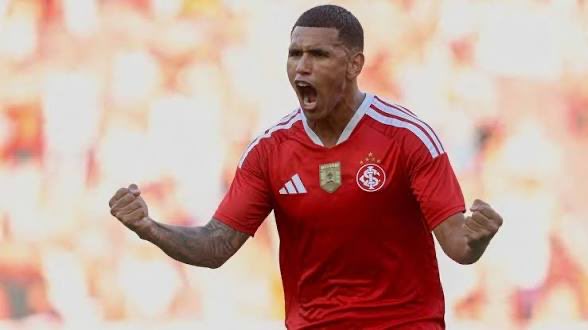 FutArgNews's tweet photo. 🚨 Braian Aguirre es nuevo refuerzo de Rosario Central.
 *️⃣ Central le compra el pase a Inter por u$s 1.6M y firmará por 3 años.
 Fuente: @CLMerlo https://t.co/HfdaHaygjS