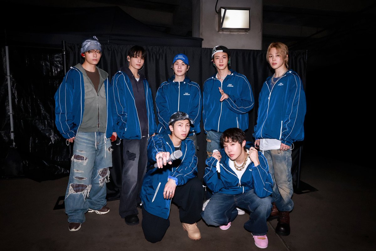 TheePopCore's tweet photo. Maggie Kang, the director and writer of KPop Demon Hunters, showed her support for BTS' decision not to submit their music to the GRAMMYs this year.

— "👏👏👏👏👏" https://t.co/O53PFOS6Ds