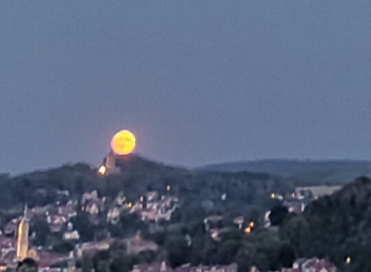 kristallnaach's tweet photo. #Mondaufgang 🌕 #VollMond
Gestern in der #Wartburg-Stadt https://t.co/BstHd8eLd7