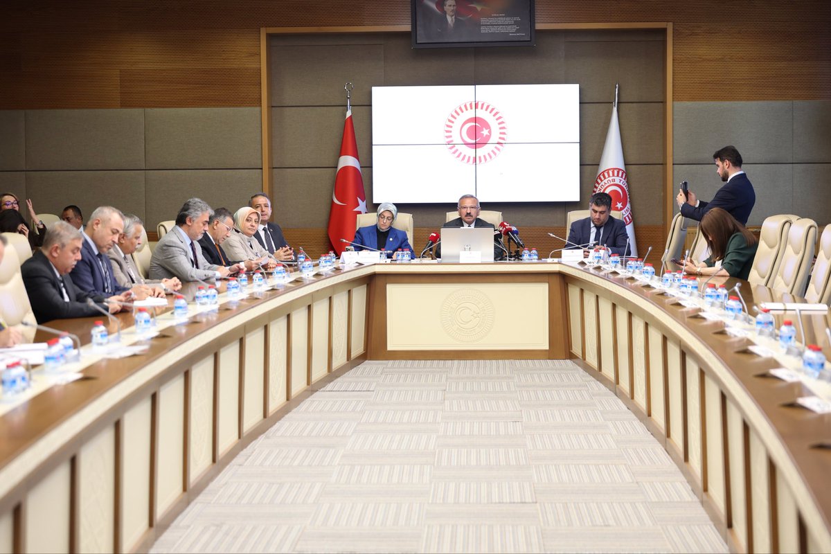 y_konal's tweet photo. 📍TBMM

Şanlıurfa ve Kahramanmaraş Okul Olaylarını ve Dijital Riskleri Araştırma Komisyonu olarak, Sayın Yusuf Beyazıt’ın Başkanlığında gerçekleştirdiğimiz 15’inci toplantımızda;
Çocuklarımızın güvenli, huzurlu ve sağlıklı bir eğitim ortamı için  çalışmalarımızı  sürdürüyoruz. https://t.co/PHIiE6e9t8