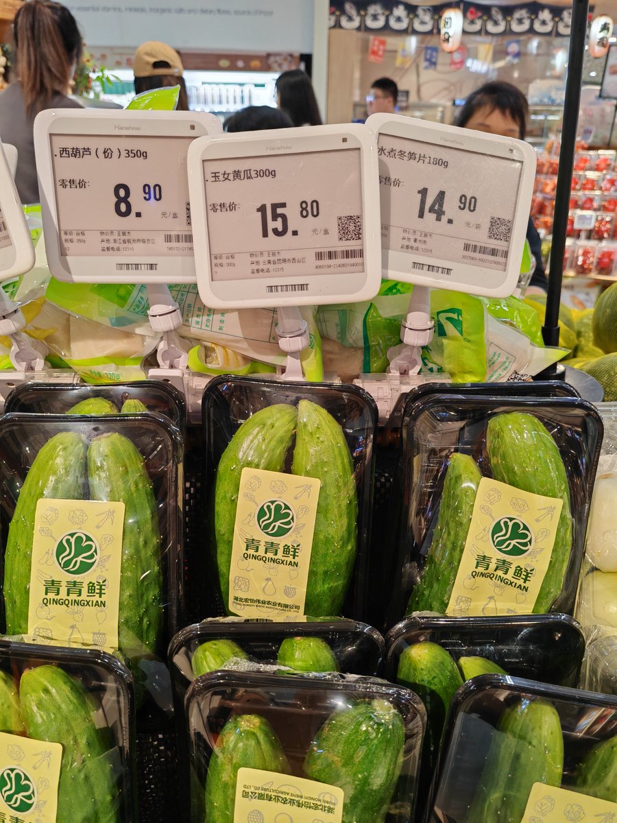 LatrinaMcglon's tweet photo. Fresh seasonal veggies at half price! Grab crisp spinach, ripe tomatoes u0026 sweet carrots for tonight’s dinner – stock up while supplies last. #LocalProduce https://t.co/Z8Zj5cS6LW