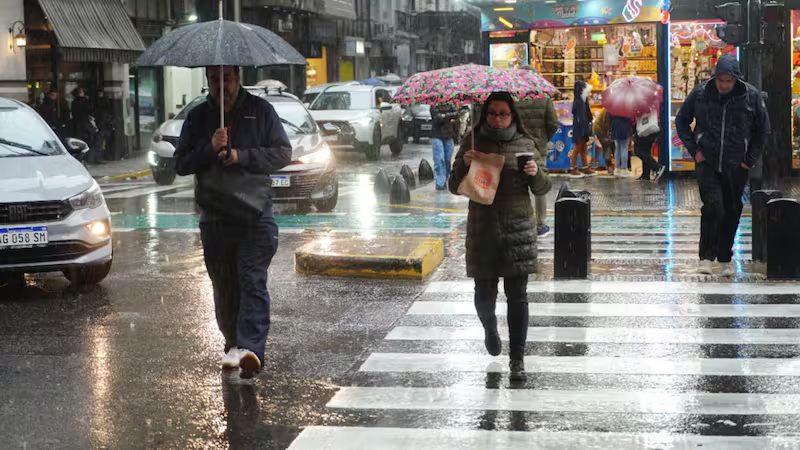 CN24NOTICIAS's tweet photo. #Pronostico | #LaPlata | 🟠 #AlertaAmarillo por tormentas para este viernes. La Municipalidad Platense, dispuso tareas de prevención y monitoreo, tras el aviso del SMN por tormentas que podrian ser localmente fuertes, con ráfagas, chaparrones intensos y caída de granizo. https://t.co/xxp0DgimLB