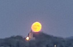 kristallnaach's tweet photo. #Mondaufgang 🌕 #VollMond
Gestern in der #Wartburg-Stadt https://t.co/BstHd8eLd7