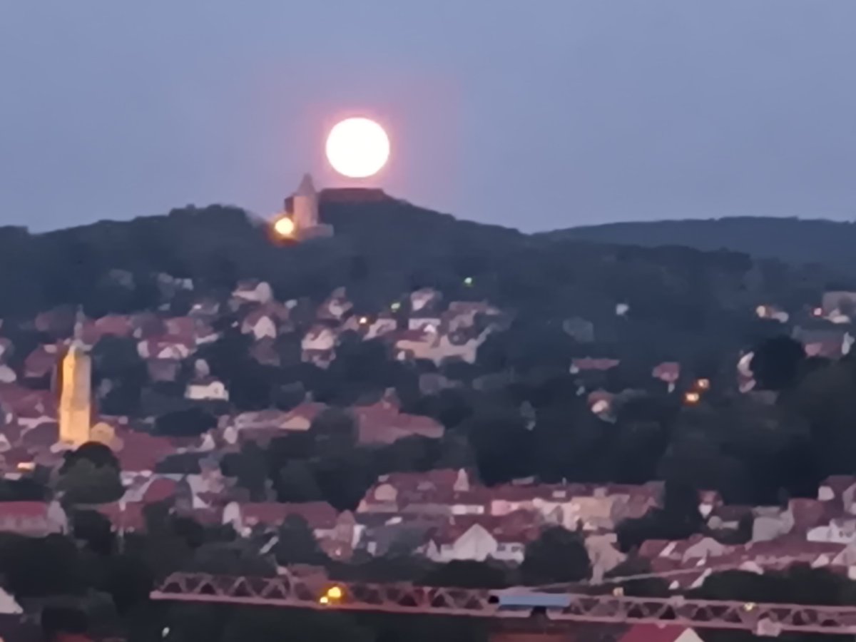 kristallnaach's tweet photo. #Mondaufgang 🌕 #VollMond
Gestern in der #Wartburg-Stadt https://t.co/BstHd8eLd7