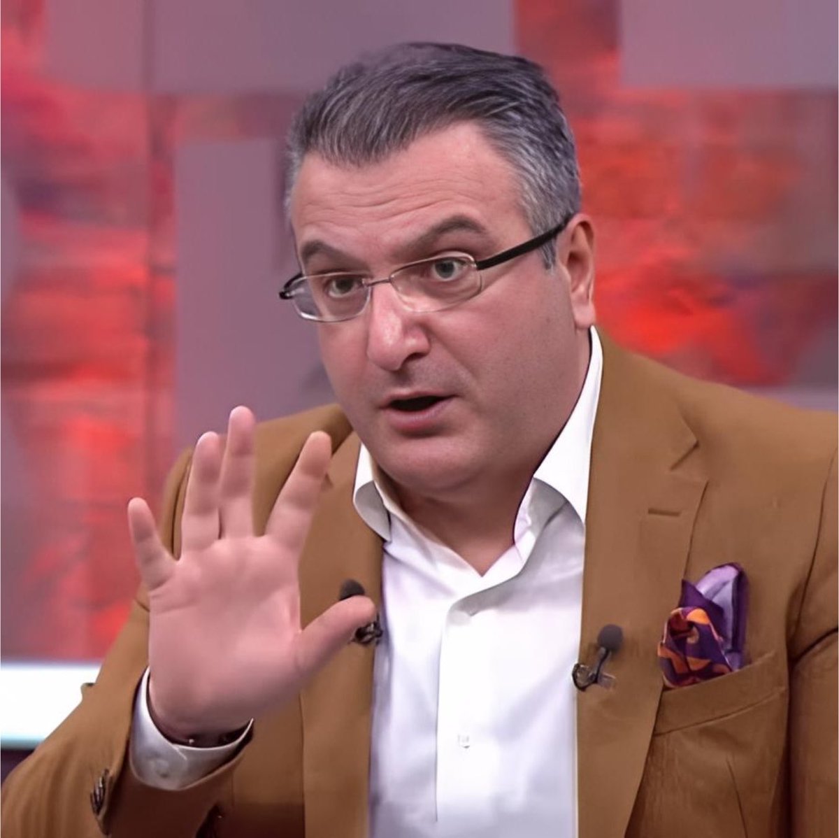 daktilock's tweet photo. Gazeteci Cem Küçük gözaltına alındı.

Gerekçe: Halkı yanıltıcı bilgiyi alenen yayma ve şantaj. https://t.co/fvXf7JJCeP