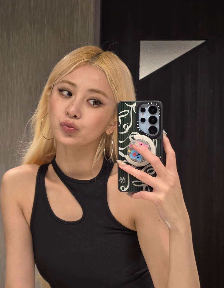 HuhLaLisa's tweet photo. Yunjin mommmaaaaa https://t.co/PD2XRtBvv3
