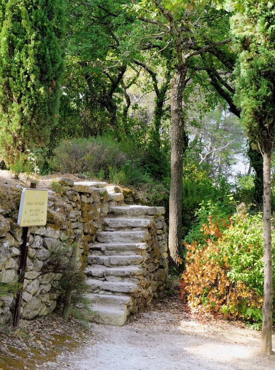 Limyra06's tweet photo. Oppedes-Le-Vieux https://t.co/AHmBXcOYgP