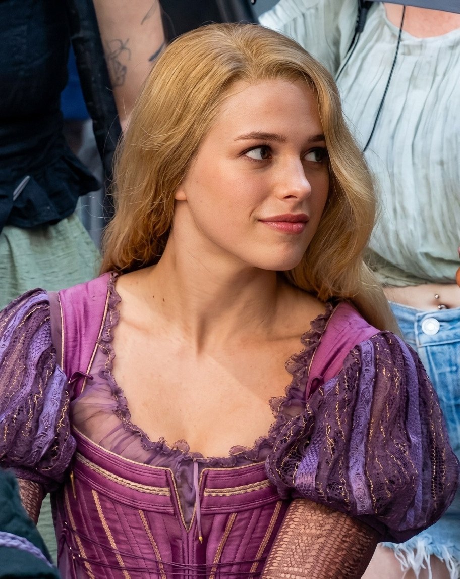 Diario_Cambio's tweet photo. 💜👑¡Primer vistazo al live-action de Enredados! 

Se filtran nuevas imágenes desde el set de grabación que muestran a los actores caracterizados como Rapunzel y Flynn Rider.

📸 RRSS

#diariocambio #Puebla https://t.co/3qIQBId1hm