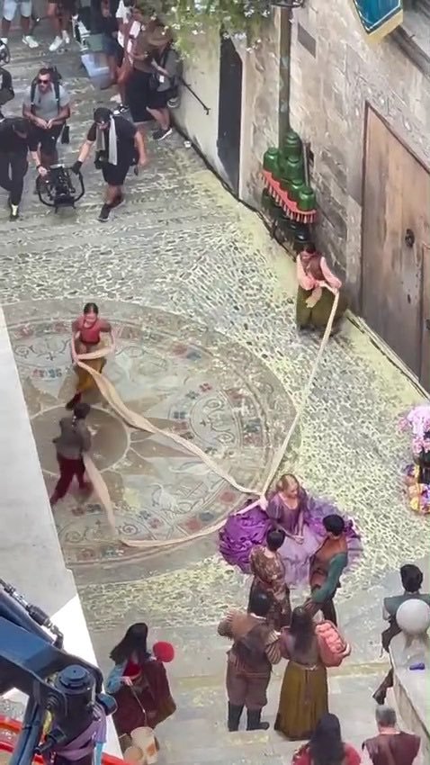 Diario_Cambio's tweet photo. 💜👑¡Primer vistazo al live-action de Enredados! 

Se filtran nuevas imágenes desde el set de grabación que muestran a los actores caracterizados como Rapunzel y Flynn Rider.

📸 RRSS

#diariocambio #Puebla https://t.co/3qIQBId1hm