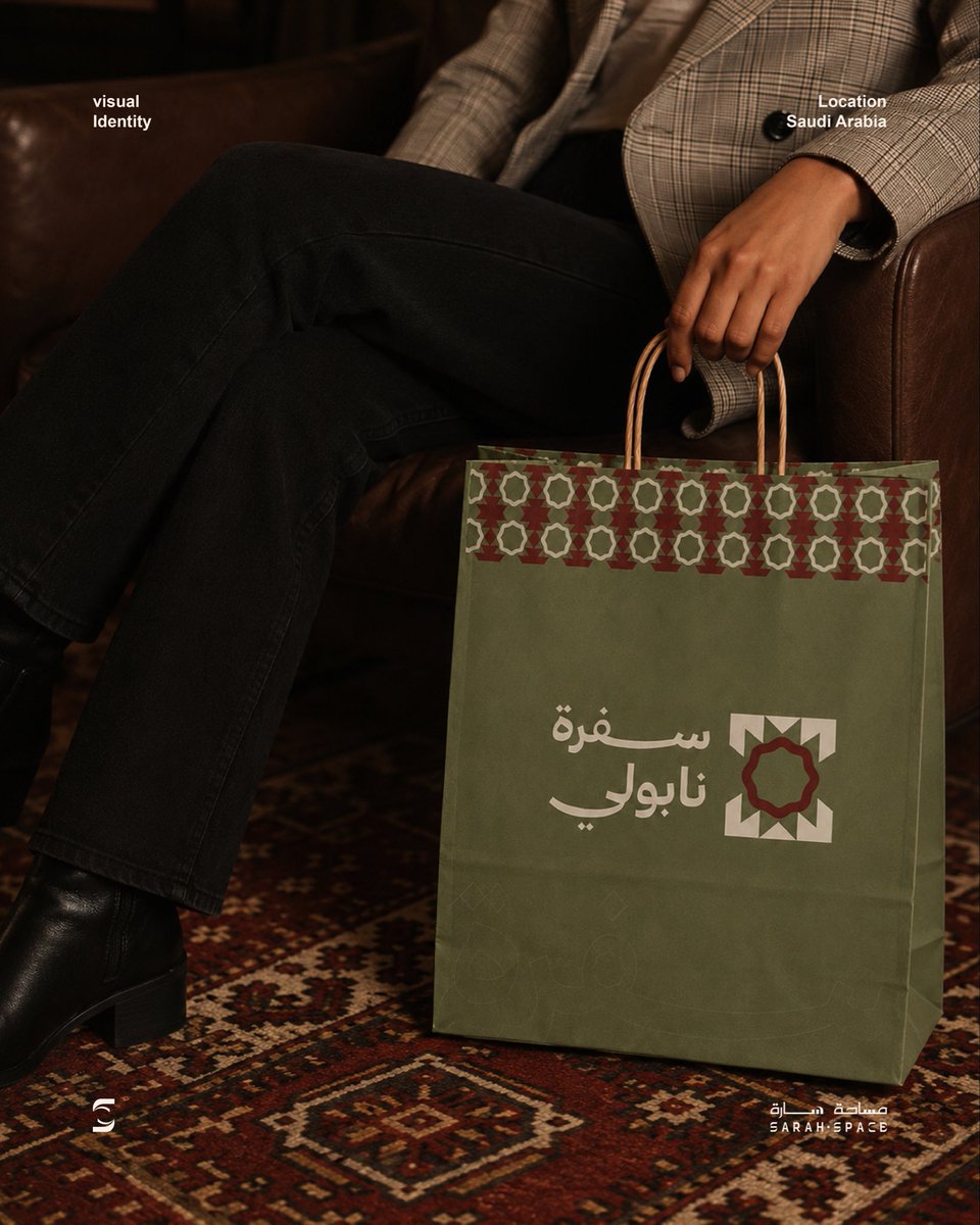 sarahspace94's tweet photo. ماذا لو كانت اطباق ايطالية بطابع سعودي🇸🇦

من اعمالنا هوية براند سفرة نابولي 

صممت لتجسد تجربة بصرية ،عملنا على بناء الفكرة وتطويرها  بصريًا استنادا على النقش السعودي الجنوبي 

لتصل الى شعار بسيط وعميق ،ويعبر عن الهوية بوضوح✨

#شعار#هوية#براند#تصميم#logo https://t.co/YQvVG6RMc4