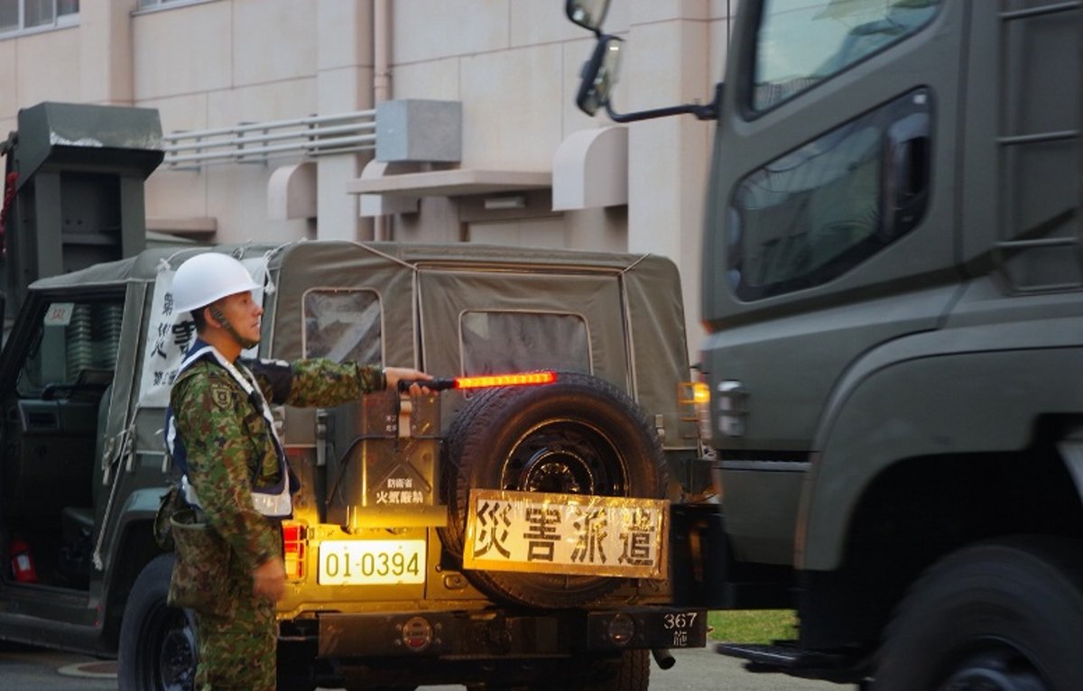 kengungsvc_wa's tweet photo. 【令和８年 ＃熊本地震】
令和８年７月２８日（火）に発生した令和８年熊本地震に伴い、＃健軍駐屯地 に所在する第３０３保安警務中隊 は、災害派遣に向かう部隊が安全かつ確実に移動ができるように随伴支援及び交通統制を実施しました。
暑い日が続いておりますので、十分に注意してお過ごしください https://t.co/qtNSM9OSLd