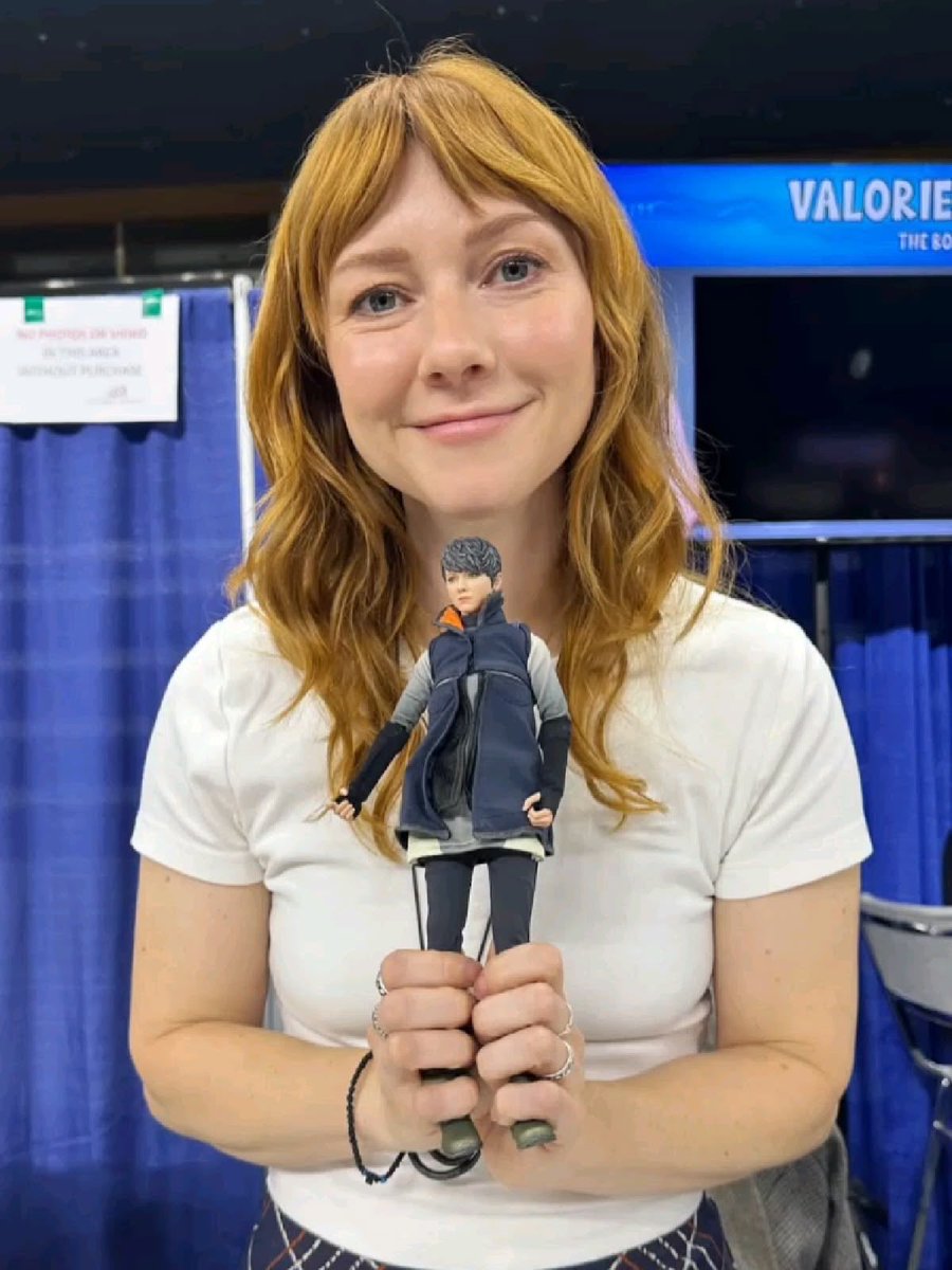 TheBoysOOCC's tweet photo. Valorie Curry with her character ‘Kara’ in ‘Detroit become Human’. #TheBoys https://t.co/PgU7wapEYT