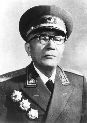 dudiaohan1's tweet photo. 毛泽东们大力宣传：军民鱼水情、军民一家亲、淮海战役的胜利是人民用推车推出来的……

事实：1945年12月17日黄克诚给中央军委电报：“我军所到之处有如蝗虫，人民怨声载道”。

当时的沈阳，万径人踪灭，百店家家关。共军一来，开口就要几万。民间流传民谣：“不怕鬼子来抢粮，就怕八路喊大娘！”
…… https://t.co/PLNAyo67tu