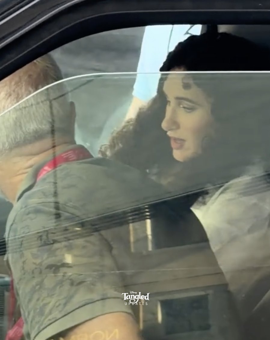 TangledUpdates's tweet photo. 🚨🚨 | KATHRYN HAHN ARRIVES TO THE SET OF THE LIVE ACTION 'TANGLED' IN HAIR AND MAKEUP AS MOTHER GOTHEL!! https://t.co/bHDBflDSe7