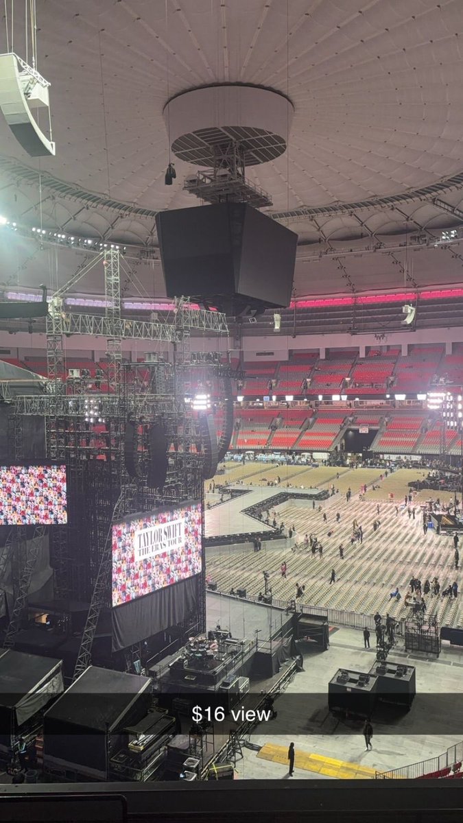 swizzou's tweet photo. nao querendo ser aquela pessoa mas a taylor foi muito mais criticada quando vendeu ingressos audio only sendo que tinha até telão e pulseiras de led incluidos no ingresso de 16 dolares

ser um cantor homem deve ser facil demais https://t.co/2AlGgWeoFo
