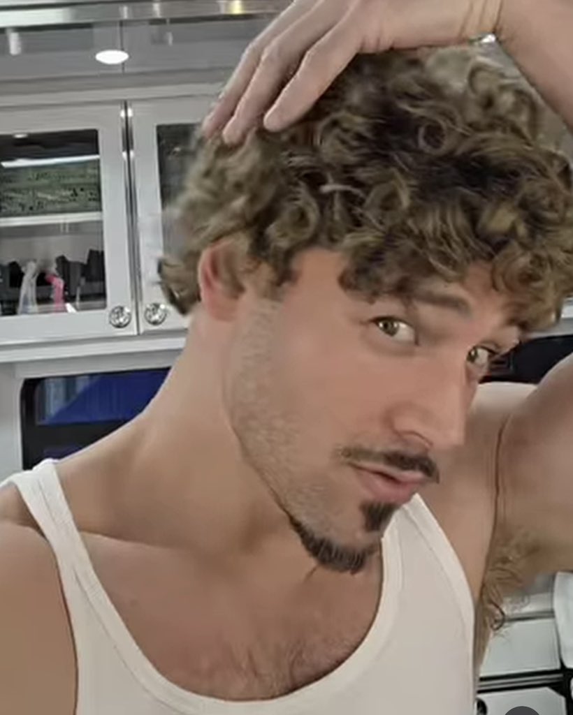 ravibuckleydiaz's tweet photo. The goatee still on his face on set…… What the fuck do you mean Eddie might have a goatee in season 10. https://t.co/pcedrYcieD