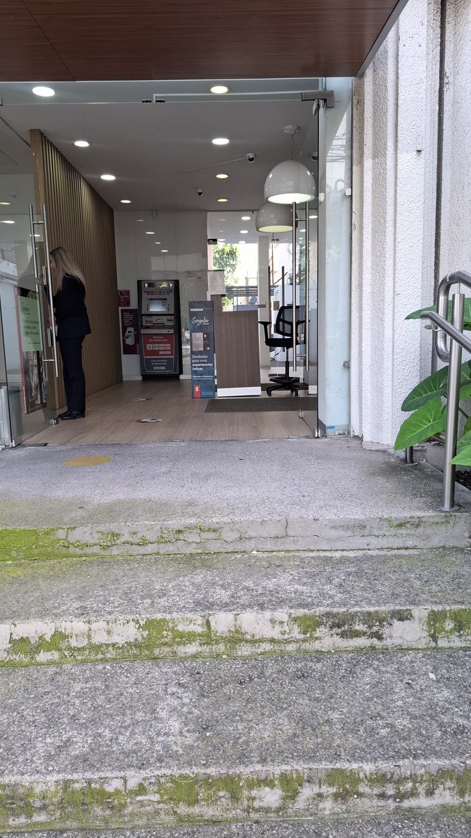 Lia_s1's tweet photo. @ScotiabankMX Ese es su estúpido cajero que se trago mi dinero y la señorita que está ahi parada, 19 días voy a tener que esperar para mi solución 😒😒😒 pesimo servicio https://t.co/OBKedKQOXo