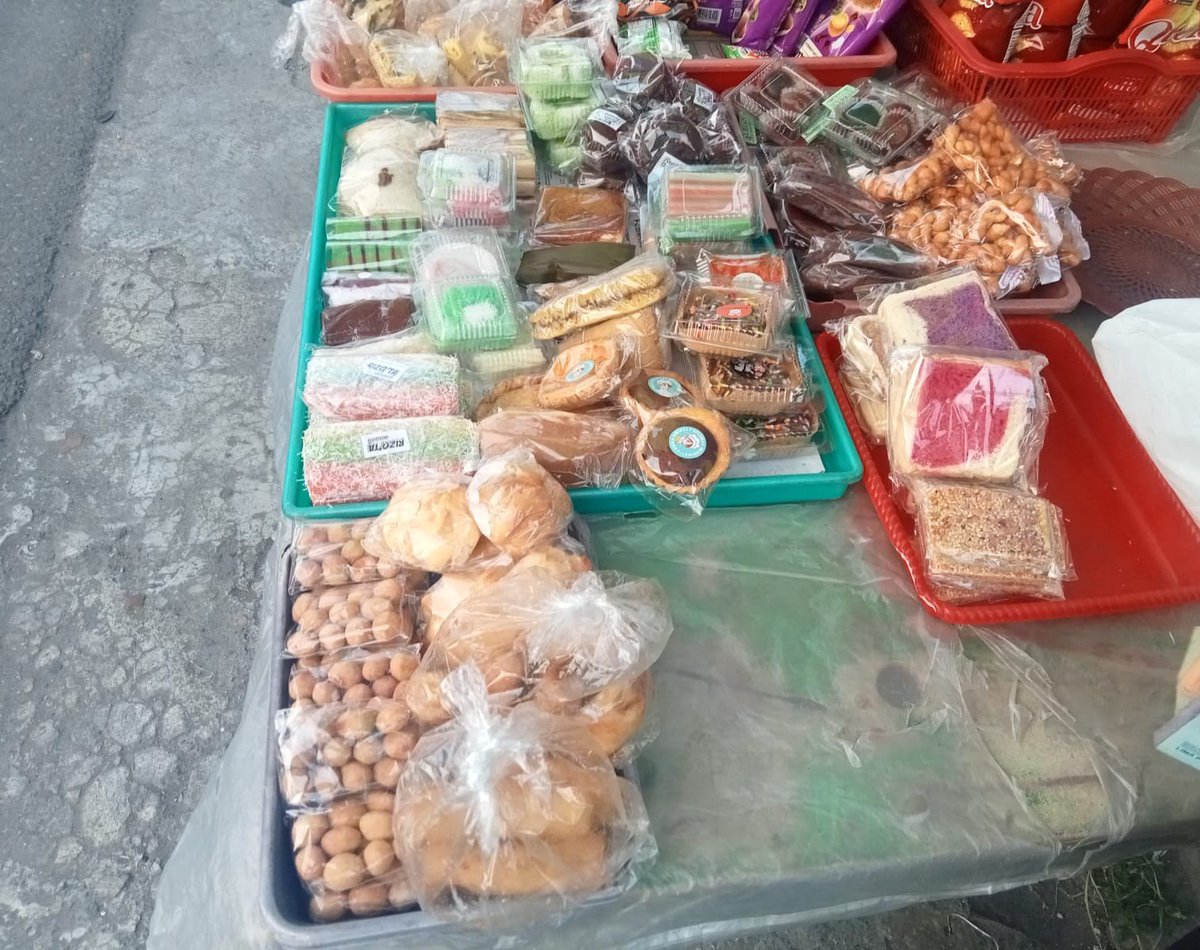 findijjkiest's tweet photo. Bismillahirrahmanirrahim, semoga di hari Jum'at ini dagangan ibuku laku semua Amin

In this ekonomi, ibuku masih jualan jajanan pasar start from 1.000 rupiah

Yang mau bantu larisin boleh banget yaa
Atau mau menitipkan untuk Jum'at Berkah juga boleh
Nanti akan disalurkan ke masjid/orang dijalan
Berapapun nominal dari kalian itu sangat berarti buat ibuku 💖
