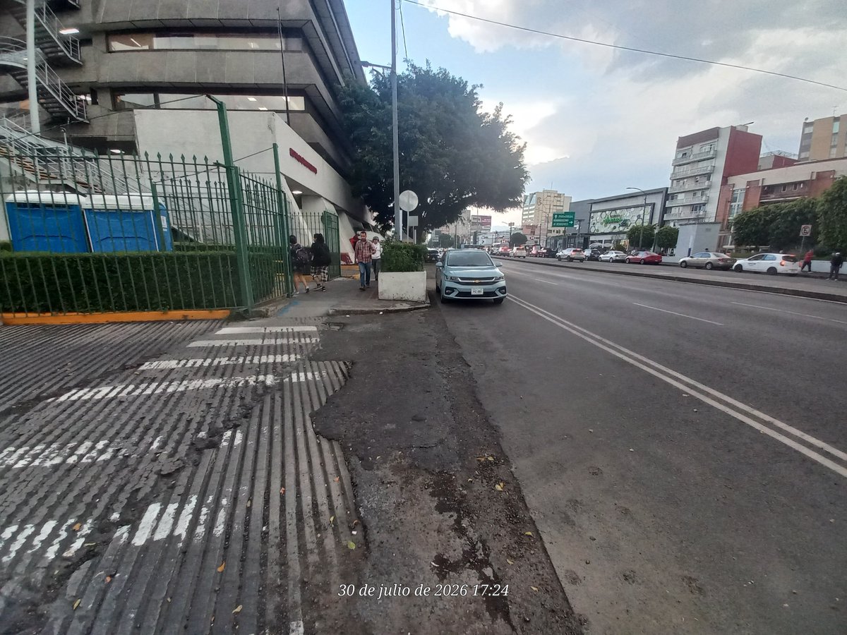 oscargarcia131's tweet photo. @SSC_CDMX @OVIALCDMX @AlcaldiaCoyoacan Camioneta estacionada obstruyendo el carril de contraflujo sobre Ermita Iztapalapa 365, Prado Churubusco. El negocio local permite recurrentemente que sus clientes se estacionen aquí, generando un riesgo vial grave. ¡Urgente su apoyo! https://t.co/KPn3BvEJY5