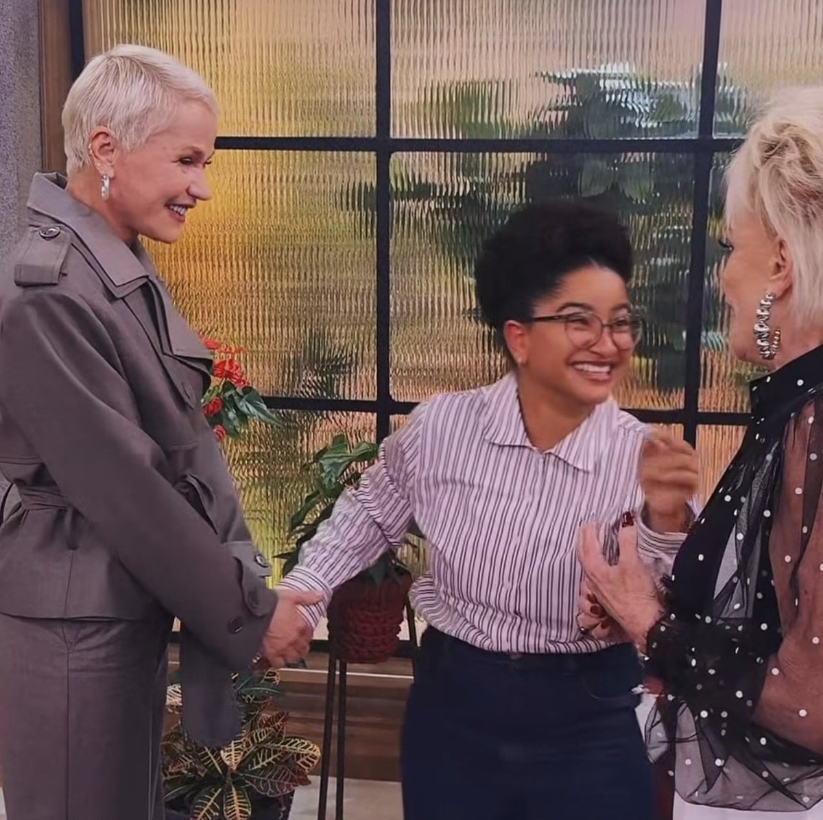 tuittandoray's tweet photo. mds milenaaaa 🥹🩵 ela toda feliz por estar com a ana maria braga e xuxa, que fofa!

BORA LÁ ENGAJAR NOSSA PRIN

https://t.co/IWWpXaNoGF https://t.co/xwjIu8ydFK
