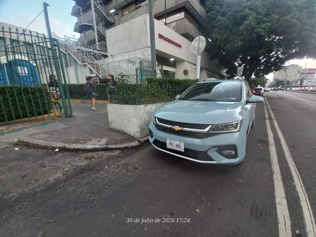 oscargarcia131's tweet photo. @SSC_CDMX @OVIALCDMX @AlcaldiaCoyoacan Camioneta estacionada obstruyendo el carril de contraflujo sobre Ermita Iztapalapa 365, Prado Churubusco. El negocio local permite recurrentemente que sus clientes se estacionen aquí, generando un riesgo vial grave. ¡Urgente su apoyo! https://t.co/KPn3BvEJY5