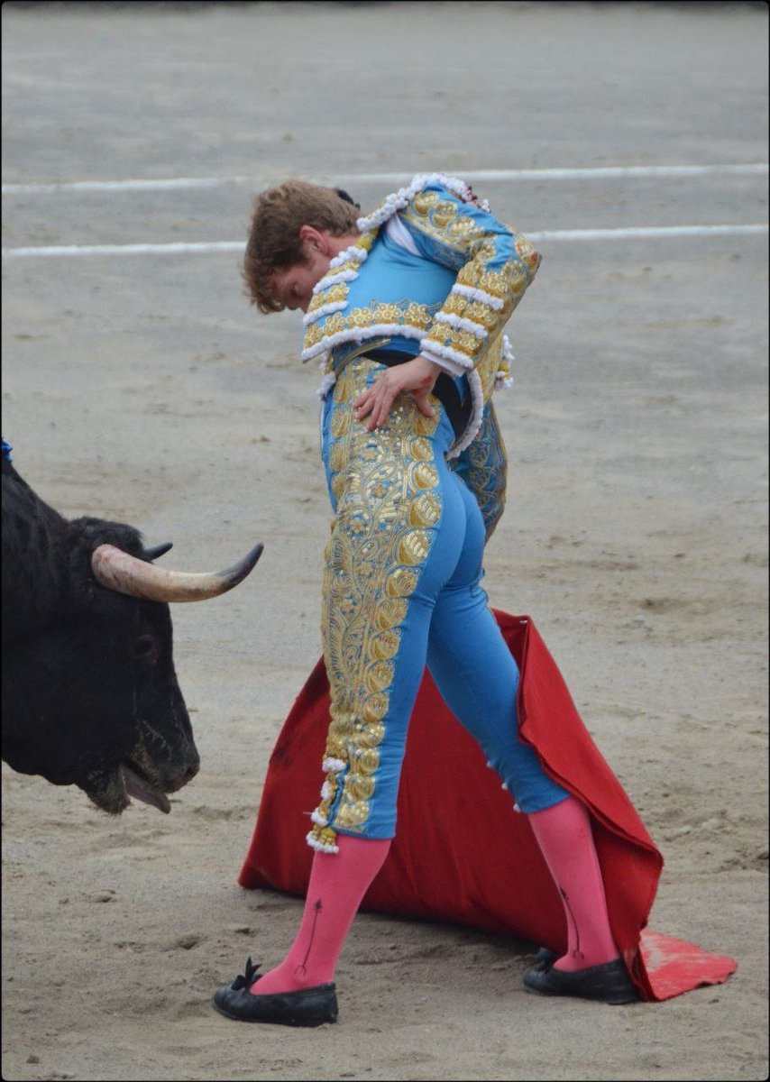 mccuntz's tweet photo. He leído las crónicas: Borja Jiménez estuvo cumbre y solo la espada le impidió salir con tres orejas. Pues no sé... En mi mundo, seis pinchazos más tres son, sencillamente, un desastre. Y si añadimos los de Mont-de-Marsan, ya rondamos la veintena... #Azpeitia https://t.co/RgZwyiwZ2B
