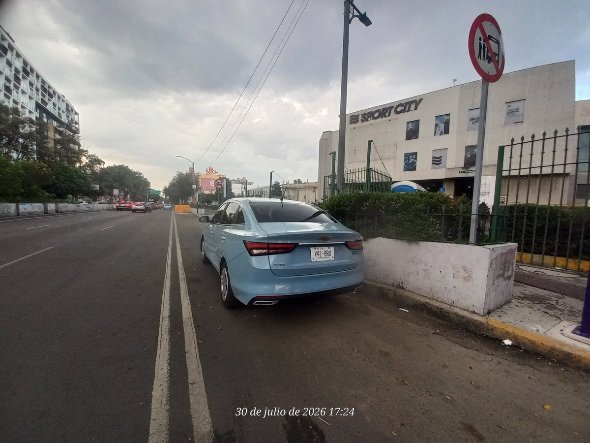 oscargarcia131's tweet photo. @SSC_CDMX @OVIALCDMX @AlcaldiaCoyoacan Camioneta estacionada obstruyendo el carril de contraflujo sobre Ermita Iztapalapa 365, Prado Churubusco. El negocio local permite recurrentemente que sus clientes se estacionen aquí, generando un riesgo vial grave. ¡Urgente su apoyo! https://t.co/KPn3BvEJY5