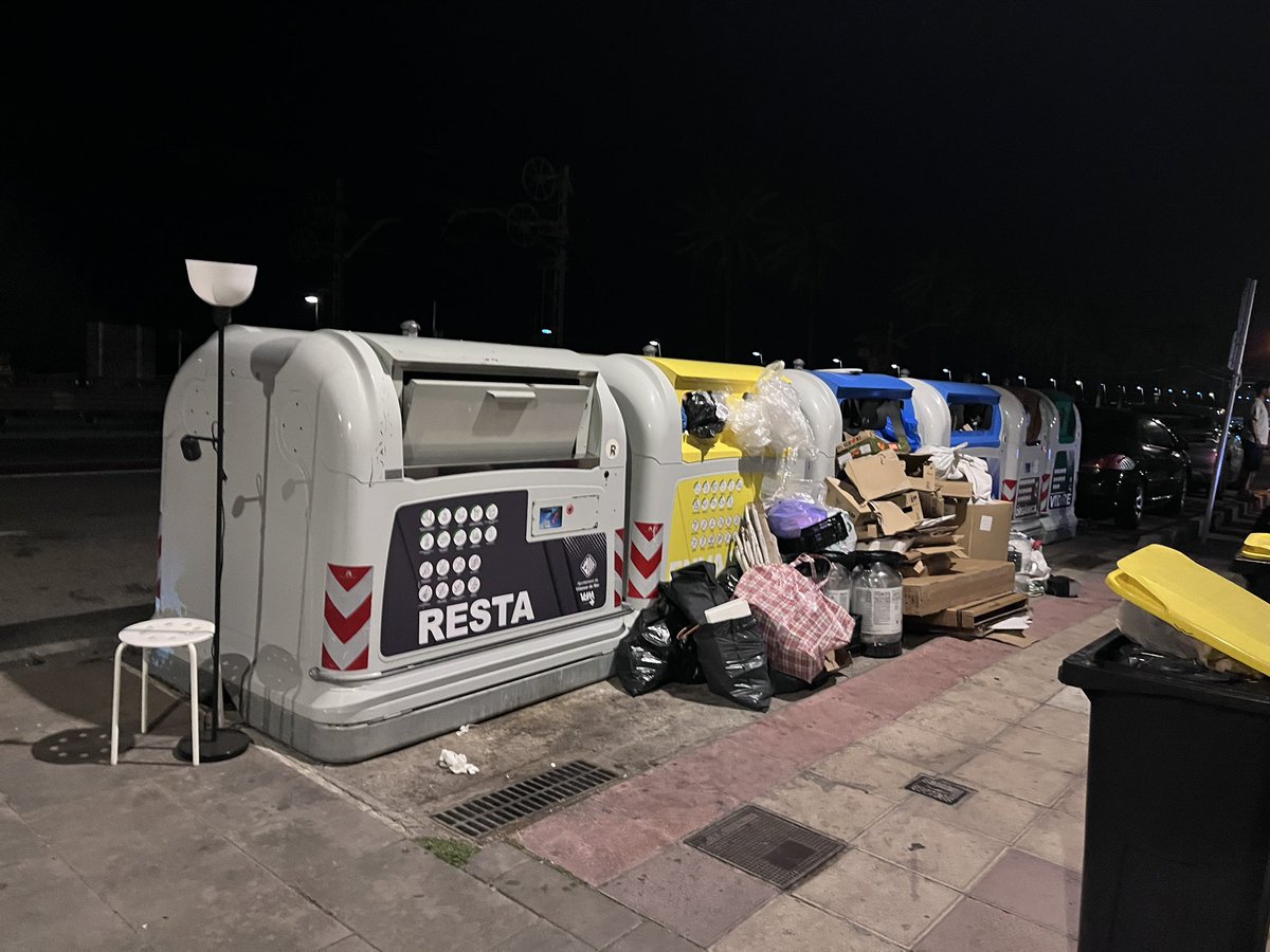 PereAlmera's tweet photo. Vilassar de Mar. Amb els contenidors així, és fa dificil la separacio dels residus. https://t.co/FsFpCFAuni