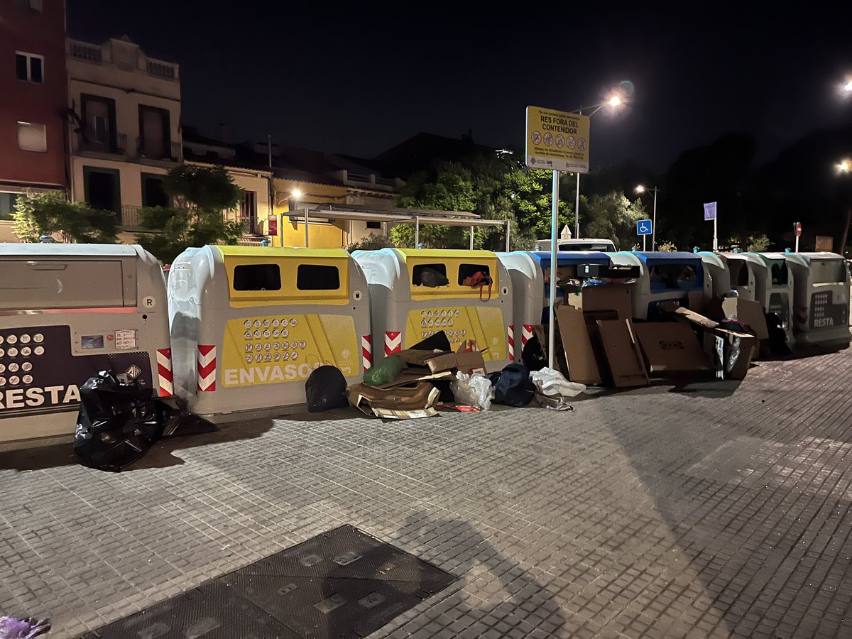 PereAlmera's tweet photo. Vilassar de Mar. Amb els contenidors així, és fa dificil la separacio dels residus. https://t.co/FsFpCFAuni