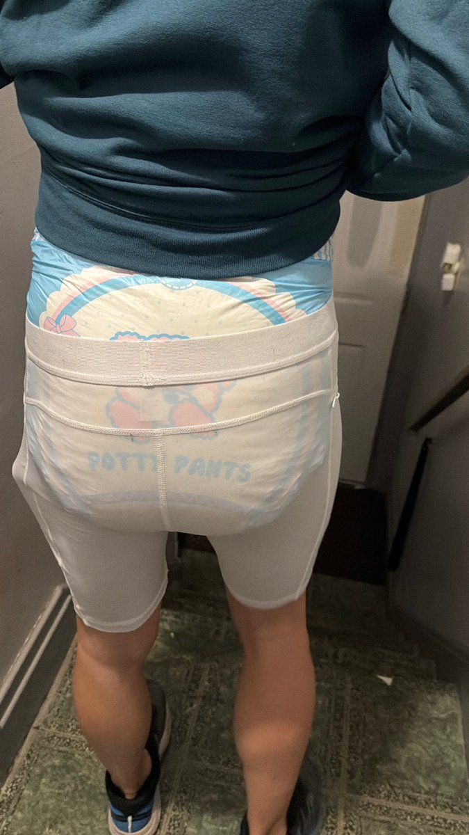 DaddysPaddedToy's tweet photo. @DiaperFagJ looked really cute showing off its potty pants just before they got filled with a thick messy accident 🤭 https://t.co/UxZCoWOPtx