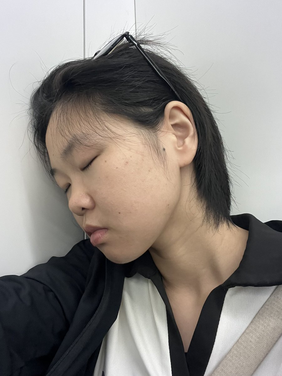 nidietang's tweet photo. 上班路上，我连炸地球🌍的力气都没有了。。毁灭吧 一晚上睡了四个小时 https://t.co/kwQqnnJmI3