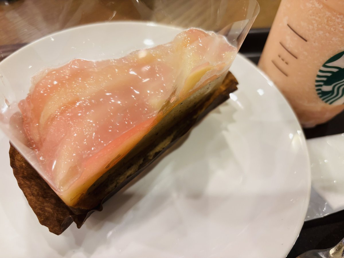 itoaoi_fgmf's tweet photo. おはいとです🩵
桃のフラッペどうしても飲みたくて寒い寒い言いながら飲みました🍑
甘いの好きですか？て聞いてくれて店員さんオススメのあまあまフラッペ美味しかったです🥰
ケーキも食べちゃった😋

#おはようVTuber
#あおいめいと https://t.co/LjdIAyqtDW