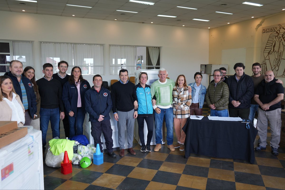enriquedichiara's tweet photo. En #Casbas, junto al intendente Jose Augusto Nobre Ferreira, nos reunimos con representantes de distintas instituciones para seguir acompañando la tarea que llevan adelante cada día.
🤝 Hicimos entrega de distintos elementos al Club Villa del Parque, Club El Ceibo, Asociación de Bomberos Voluntarios de Casbas y Taller Protegido Esperanza, con el objetivo de fortalecer el trabajo que realizan en beneficio de la comunidad.
Cuando una institución cuenta con más herramientas, también crecen las oportunidades para quienes forman parte de ella. Ese es el camino que queremos seguir fortaleciendo. 💙