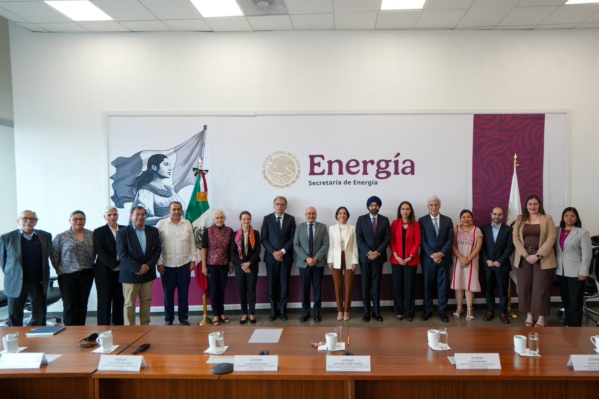 energyncommerce's tweet photo. 💡@LuzElena_GE (@SENER_mx) se reunió con Ajay Banga (@BancoMundial) para impulsar el fortalecimiento del Sistema Eléctrico Nacional. Banga mostró interés en sumarse al #PlanMéxico para consolidar la infraestructura del país.

https://t.co/GvBVIrOxWM

#Energía #SENER #BancoMundial https://t.co/6Y8QklUbEw