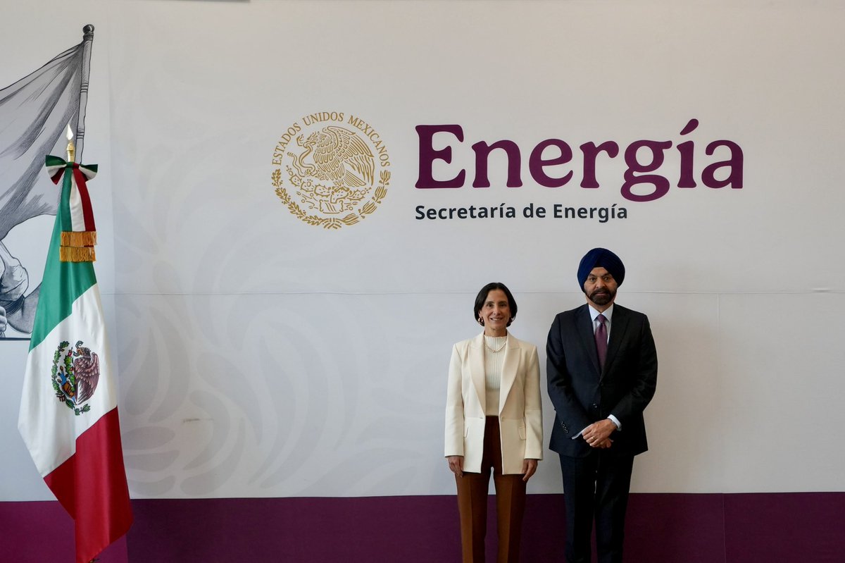 energyncommerce's tweet photo. 💡@LuzElena_GE (@SENER_mx) se reunió con Ajay Banga (@BancoMundial) para impulsar el fortalecimiento del Sistema Eléctrico Nacional. Banga mostró interés en sumarse al #PlanMéxico para consolidar la infraestructura del país.

https://t.co/GvBVIrOxWM

#Energía #SENER #BancoMundial https://t.co/6Y8QklUbEw