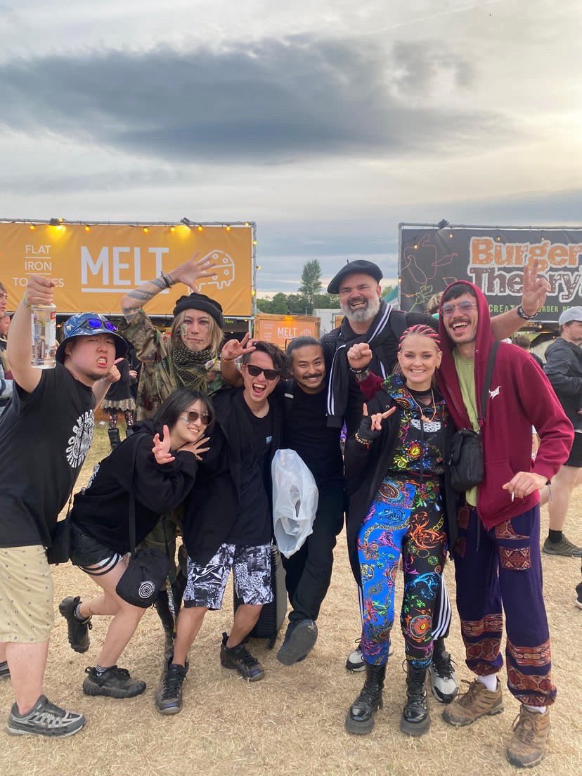 Mothtek's tweet photo. 俺らのHERO、Mat Weaselが亡くなったそうです。

Balter Festival 2025で初めて会って話して、俺のことを「次世代のハードテックファイター」と鼓舞してくれました。

彼自身も最近またHardtekやFrenchcoreに戻ってきて、ここからまたHardtekの火付け役になってくれると信じていました。

本当に言葉が見つかりません。
いくら泣いても心の整理がつかない気がします。

Matの意思は俺らで受け継ぎます。
俺にHardtekの道を照らしてくれてありがとう。
RIP papa🕊️