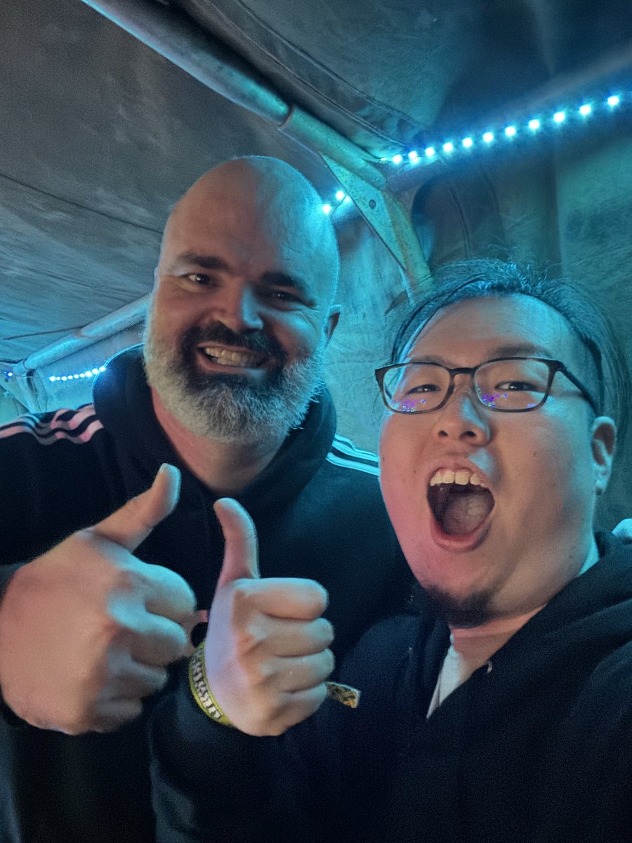 Mothtek's tweet photo. 俺らのHERO、Mat Weaselが亡くなったそうです。

Balter Festival 2025で初めて会って話して、俺のことを「次世代のハードテックファイター」と鼓舞してくれました。

彼自身も最近またHardtekやFrenchcoreに戻ってきて、ここからまたHardtekの火付け役になってくれると信じていました。

本当に言葉が見つかりません。
いくら泣いても心の整理がつかない気がします。

Matの意思は俺らで受け継ぎます。
俺にHardtekの道を照らしてくれてありがとう。
RIP papa🕊️
