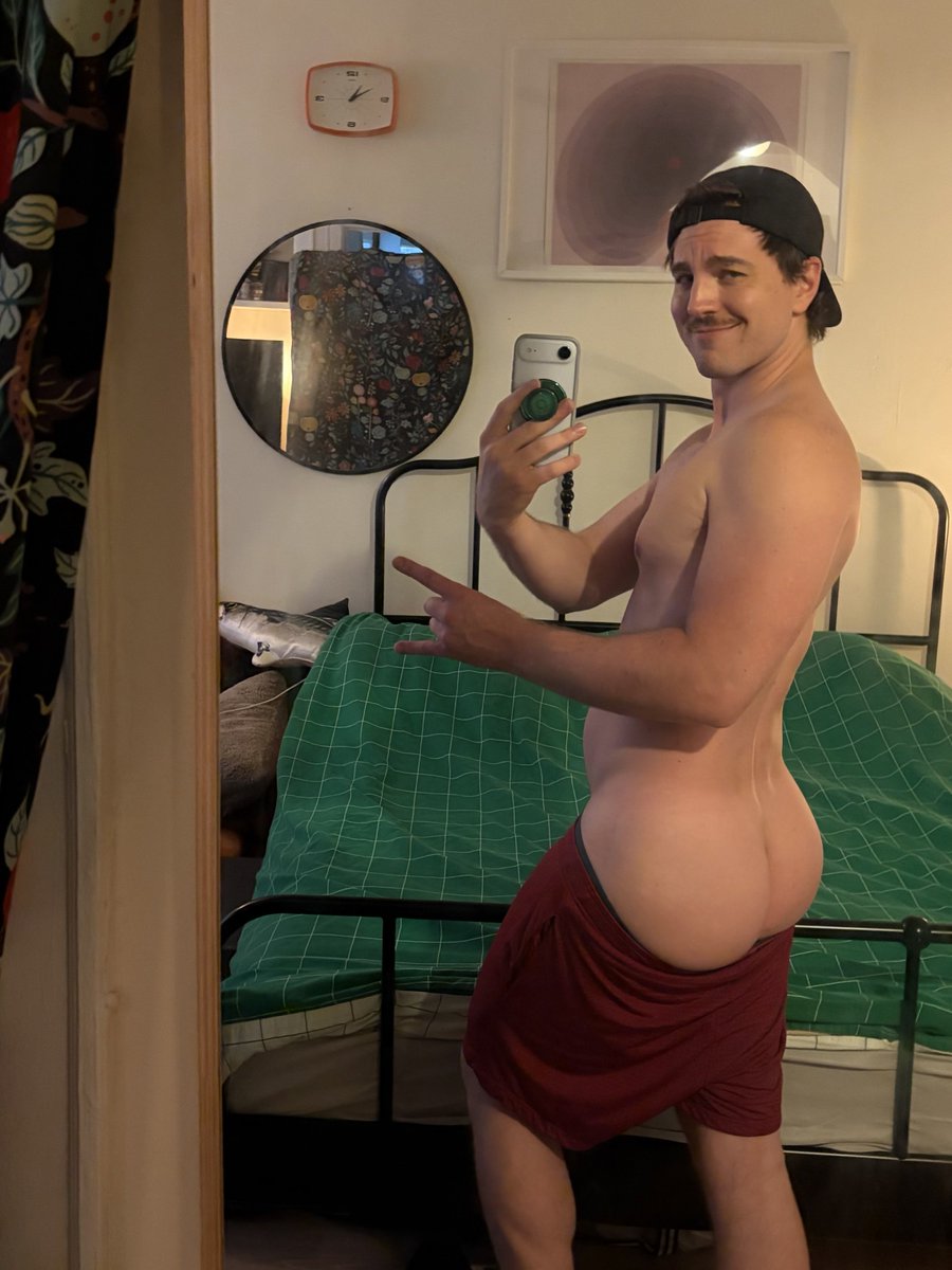 uh_oh_ajm's tweet photo. Get these clothes off me NOW https://t.co/JuWzgkDlpQ