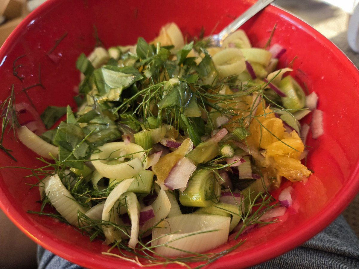 _LeahIsMea_'s tweet photo. An Israeli Fennel salad with fresh-picked homegrown fennel and basil. #itswhatsfordinner I grow fennel for this moment. #growyourown #leahsleaves #gardening #cooking #freshfood #wholefood https://t.co/inDRQbEiBC