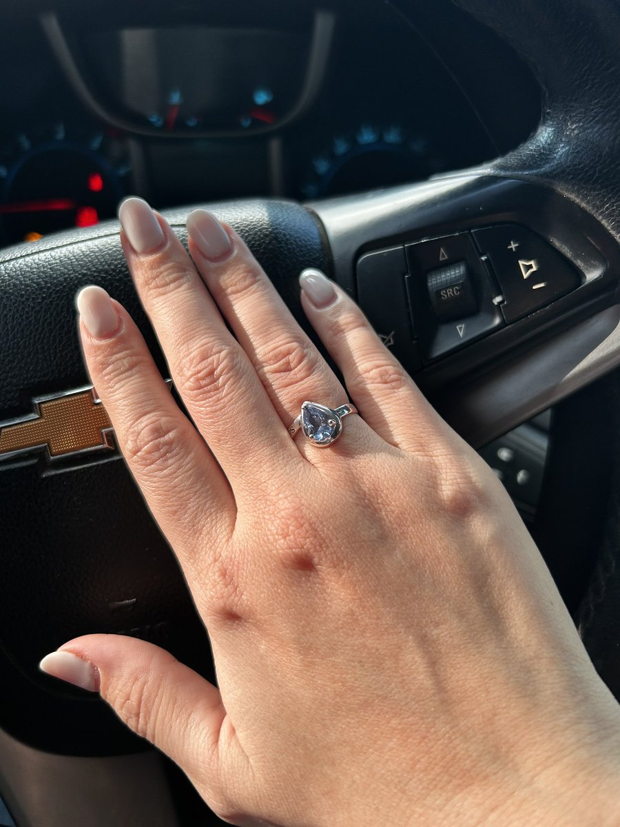 Andreistico's tweet photo. Me gradué en pandemia, recién divorciada y sin trabajo. 6 años después: me regalé mi anillo de graduación 😍
#anadieleimportaperoiguallescomento https://t.co/1uO82HzRc2