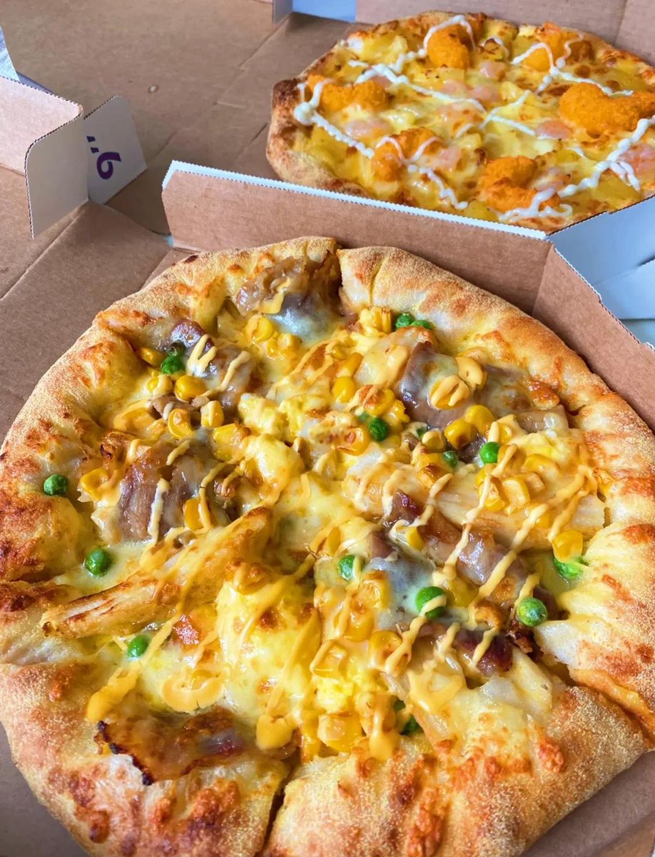 MadisonHun68524's tweet photo. Just caught my deskmate in campus library sneaking a whole slice of pizza while pretending to review vocab—said it’s his "secret study fuel" , https://t.co/EQRy78XyNp
