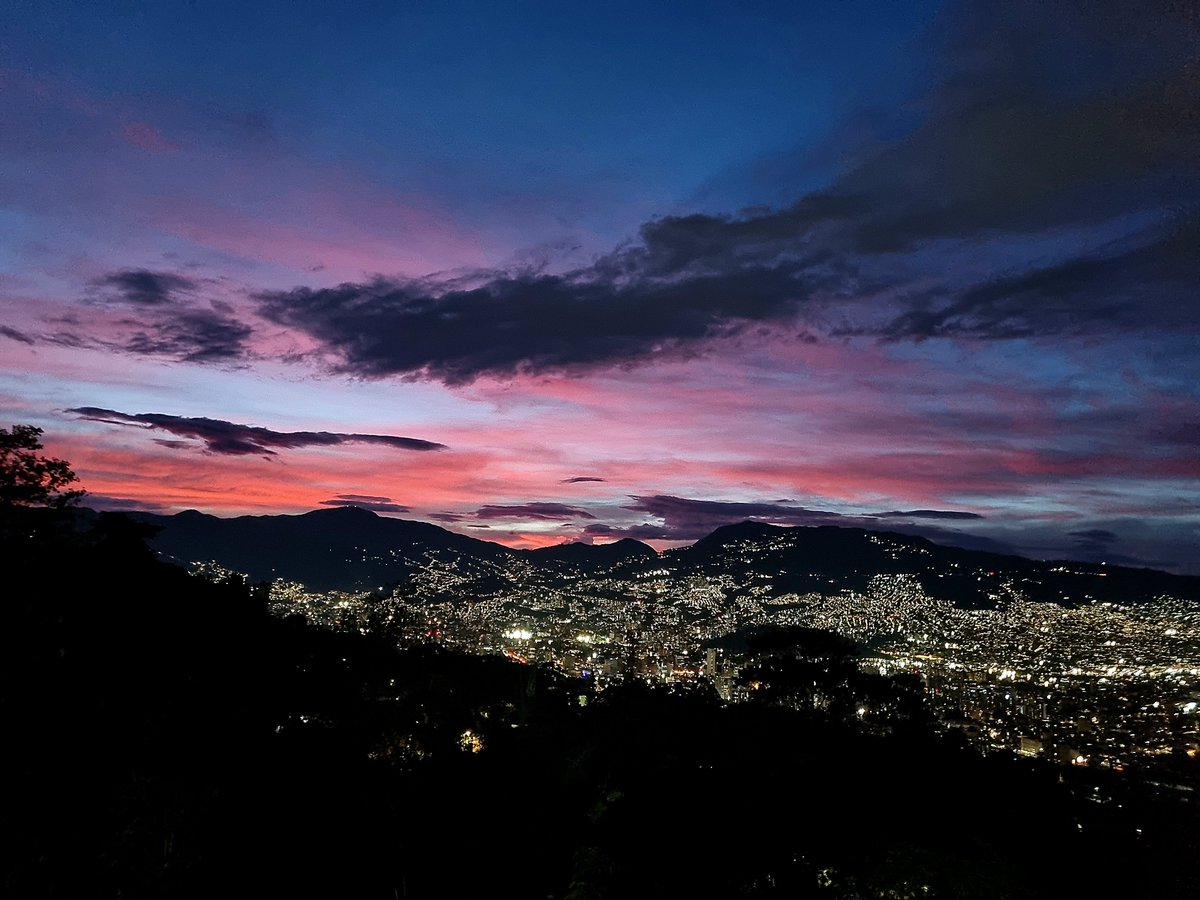yovanitova's tweet photo. Medellín, seis cuarenta y nueve pe eme. https://t.co/ZZ1tbOmWgU