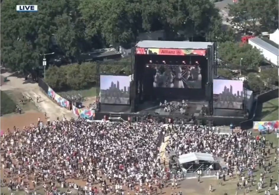 JohnnyThorFish's tweet photo. Yung aerial shot na 'to, 3rd set palang 'to. And ang daming nagsabi na mas dumami pa yung crowd sa mga later set. Hopefully may aerial shot sa bandang last set kasi for sure, di lang ganto makikita natin.

SB19PALOOZA FESTIVAL
@SB19Official #SB19
#SB19atLollapalooza https://t.co/SOABW3tUKH