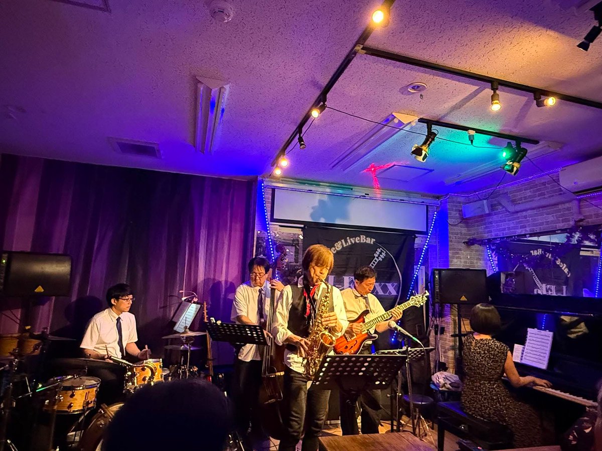 kiitospiano's tweet photo. 一昨日のライブ写真をいただきました^_^これはIsfahanの時かな？私はケニーバロンのSeascapeとデンマークの讃美歌のテーマをとらせていただきました🌊🎤🎹
ライブ後のお客様とのセッションも 盛り上がりました🎶
衣装はモノトーン指定🎩
お越しくださったお客様には感謝の気持ちでいっぱいです😆 https://t.co/5rygFL9wzT