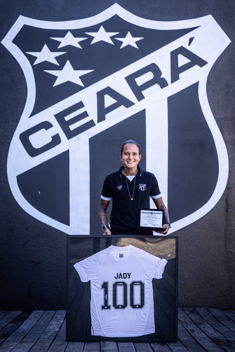CearaSC's tweet photo. 100 VEZES JADY! 🖤🤍

História escrita! Jady é a primeira atleta a completar 100 jogos pelo Vozão. Pentacampeã cearense e campeã da Série A2, ela é referência dentro e fora de campo.
Parabéns, craque! 👏

📸 Felipe Santos / Ceará SC

#CearáSC #MeninasDoVozão https://t.co/cfGHVRfqS4