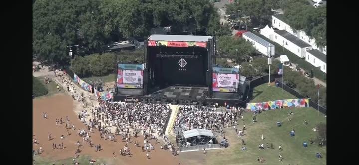 AYiung97786's tweet photo. Before the start of SB19 timeslot at Lollapalooza a decent crowd is already gathering at the barricade however it grows into a MASSIVE CROWD in just a minute! In the last picture, that crowd was only 10 minutes after the start of their performance!

#SB19 #lollapalooza https://t.co/wonLe6VObi
