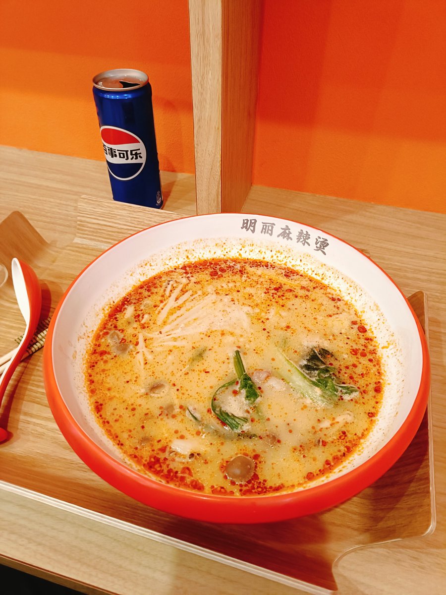 mito820's tweet photo. @zawa3_7tam 初めてだとシステム分からないし店舗によって違うしまずはこの洗面器なに？って思いますよね
でもスープが本当に美味しくてハマるー
私は昨日は控えめに入れたらちょっと物足りなかった😅
野菜もっと入れればよかった https://t.co/PdK6GVsuI8
