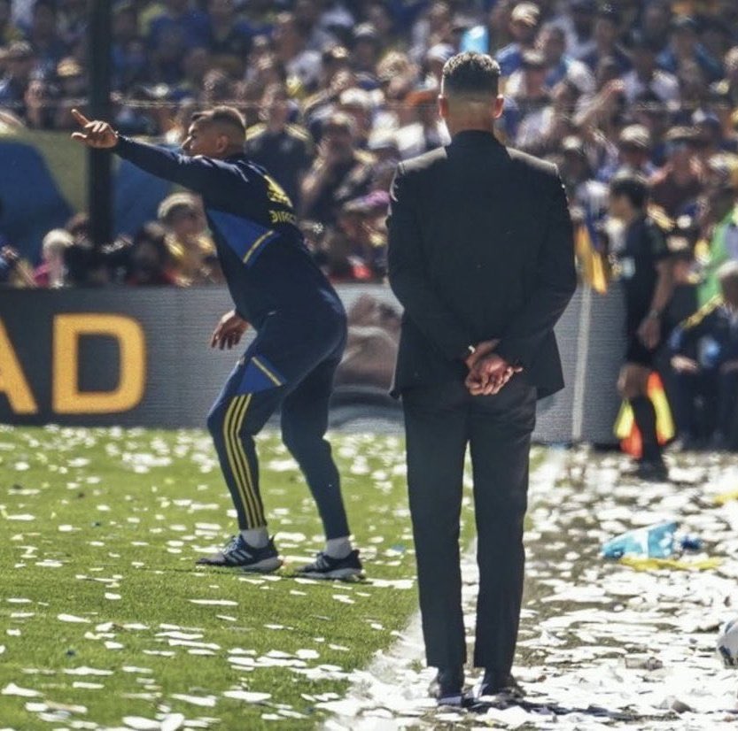 cris__ese's tweet photo. Esta debe ser la imagen que mejor representa el River-boca

Demichelis de traje y zapatos, con las manos atrás mientras su equipo le pega un peludo en la bombonera

Almiron con ropa deportiva y dando indicaciones desesperado metido adentro de la cancha https://t.co/4B66aLorgN