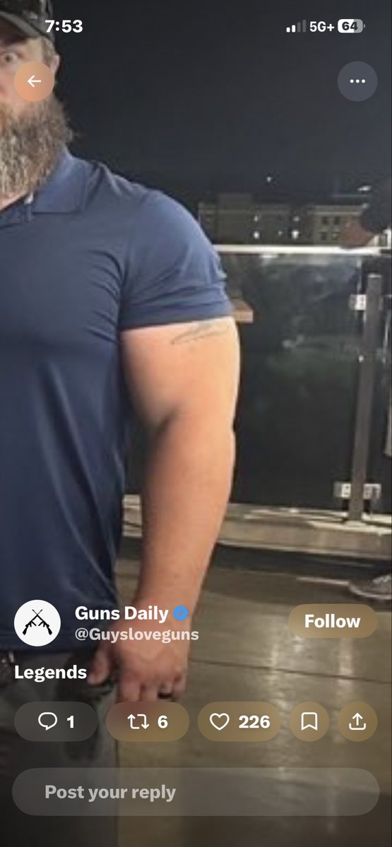 Wilson99R's tweet photo. @Guysloveguns Homeboy on the right has some guns on him https://t.co/MFVArzbQ3e