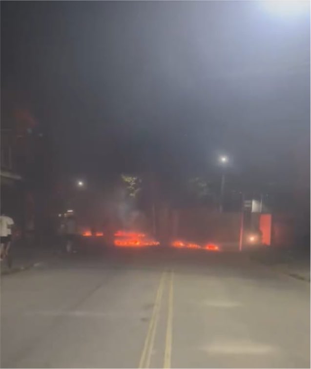 patrickadaga's tweet photo. mano dois dias sem luz, enel não resolve nada. os moradores da minha comunidade tacaram fogo em tudo filho. espero que queime tudo tbm. literalmente blackout. Não dá pra gravar as músicas da adaga, estudar nem nada. fora medicamentos na geladeira https://t.co/oTXw7yl2g6